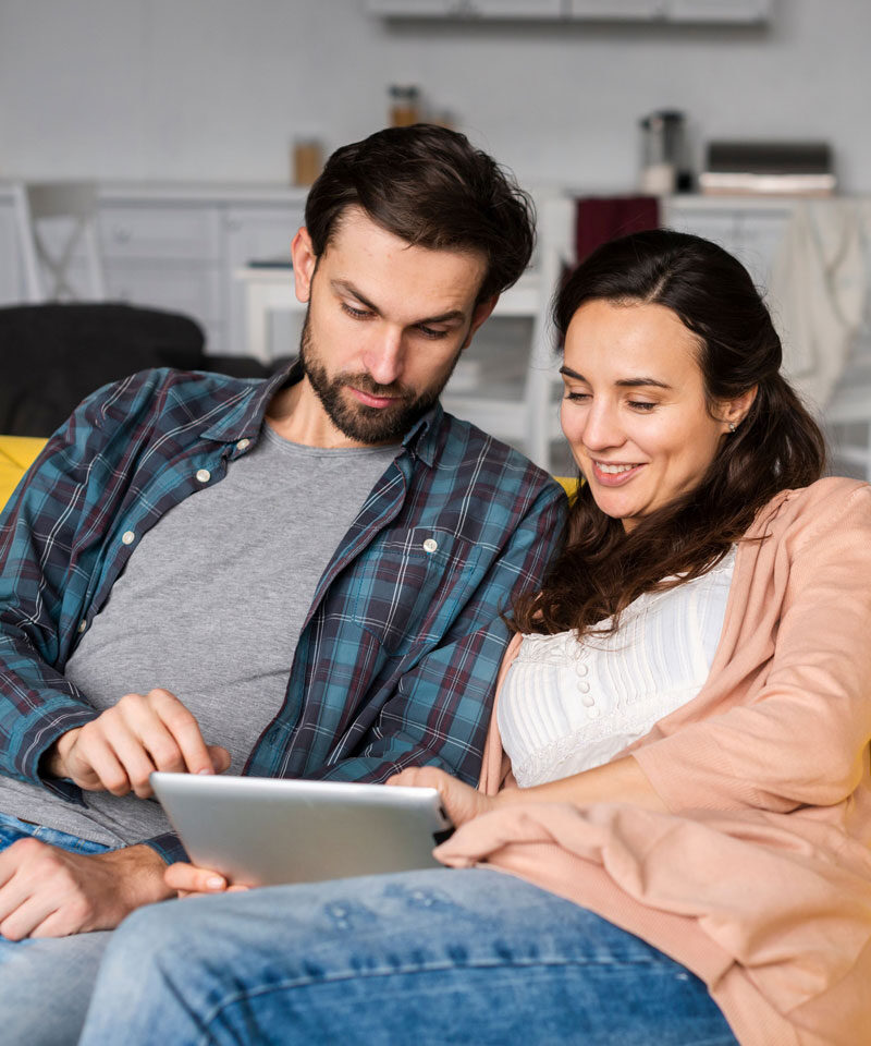 young-couple-browsing